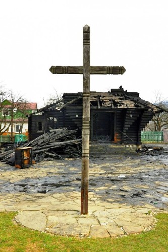 Сьогодні зранку на території монастиря Святого Іллі у Дорі поблизу Яремчі згоріла церква. Поки що причини загоряння не встановлені, працюють експерти. Та як би там не було, але ми втратили пам'ятку архітектури XX ст. та просто Господня обитель. Багато жінок просто плакали від відчаю.    Церкву в народному гуцульському стилі побудували у 1938 році майстри Іван Яворський з Ділятина та Петро Григорук з Річки. Архітектурний ансамбль знаходиться на території чоловічого студійського монастиря. Храм і монастир були збудовані на землі, що її у 1930-х роках офірували студитам подружжя Іллі та Іванни Кокорудзи, освітян зі Львова. Їхнім святим покровителям, святому пророку Іллі та святому Івану Хрестителю, і посвятили свій храм і монастир студити.    Науковий співробітник Постуляційного центру студійських монастирів Роман Шимон наводить у своїй розвідці такі відомості: “Ілля Кокорудз був у добрих стосунках з митрополитом Андреєм Шептицьким, який з 1924 року є почесним членом Педагогічного товариства “Рідна школа”. Митрополит щедро допомагав приватному народному семикласному шкільництву... Ці приватні українські школи були також великим заборолом перед денаціоналізацією... Там здобували вони справжнє релігійне та патріотичне виховання щиро відданих учителів, нерідко навіть висококваліфікованих”. “Митрополит Андрей та Ілля Кокорудз мали одну мету: допомогти бідним дітям отримати освіту. Можливо, й тому панство Кокорудзів поручило свої два будинки в Дорі монахам студитам для виховання молоді на Гуцульщині”.    У 1935 році троє ченців-студитів з Унівської лаври приїхали в Дору і облаштували свою каплицю в одному з подарованих будинків, а три роки по тому вже була побудована нова церква.    Оригінальний інтер’єр декоровано деревом із випаленими орнаментами та іконами. Оригінальний інтер’єр декоровано деревом із випаленими орнаментами та іконами. Фото Миколи Амброзяка, жовтень 2008 р.    Після війни на Галичині почалися репресії проти українського греко-католицького духовенства. Монастир скасували, монахів місцеві мешканці прийняли у своїх хатах, оскільки раніше побачили від них чимало добрих справ. Адже студити навчали молодь у створеній ними ремісничій школі, допомагали бідноті і загалом ставились до людей гідно і з симпатією.    Завдяки хорошим стосункам і релігійним традиціям, церква, всупереч вказівкам місцевої влади, так і не була зруйнована - розбирати храм двічі привозили бригаду робітників, але вони втікали.     На початку 1990 року храм повернули студитам, які реставрували його і відновили церковне життя.    Поки що розглядають дві версії пожежі: через свічку і підпал.